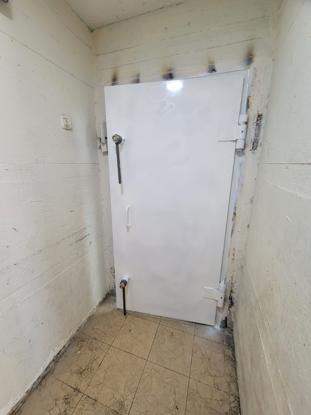 אספקה והתקנת דלת מקלט משופרת במידות חריגות
