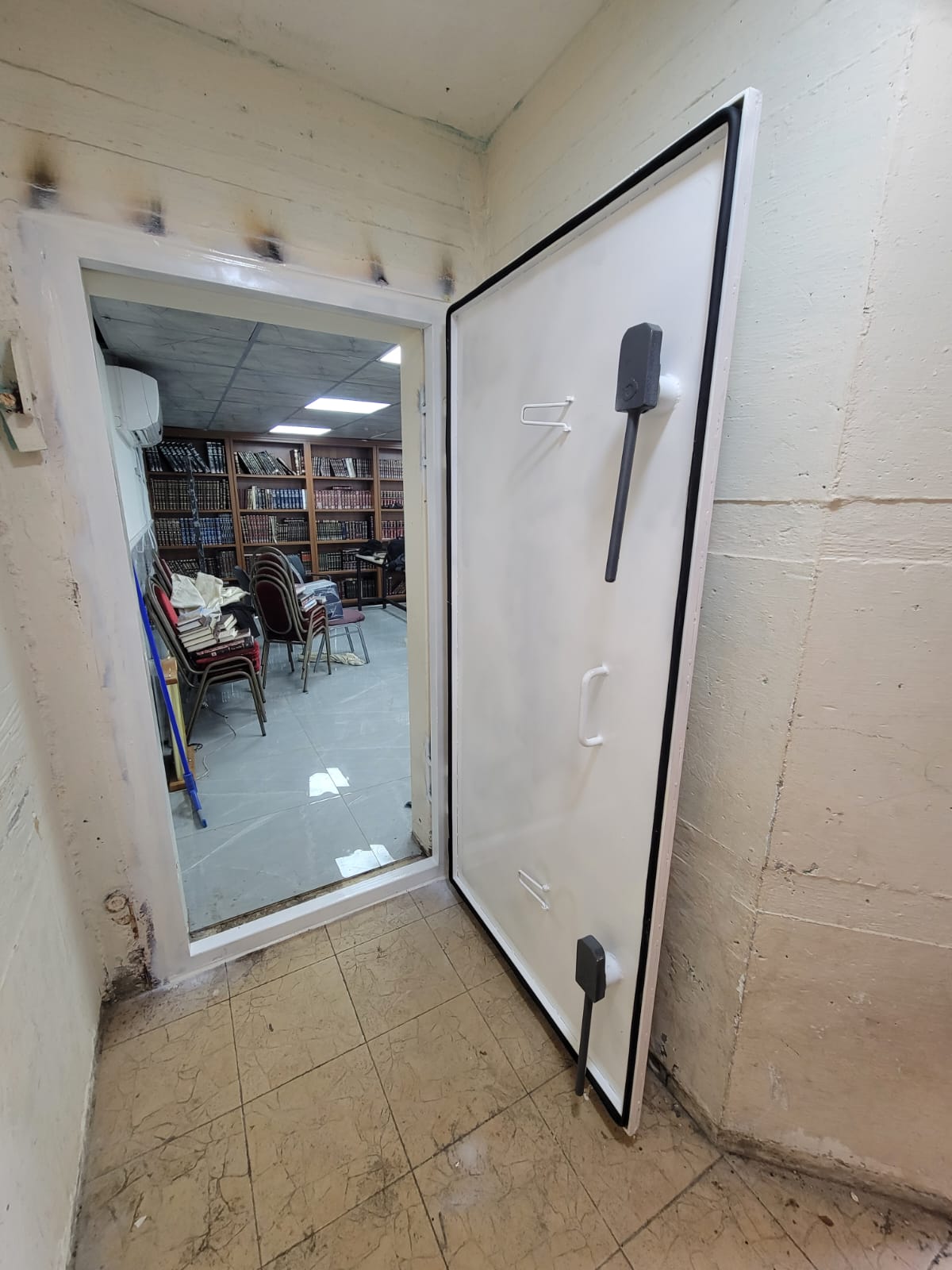 אספקה והתקנת דלת מקלט משופרת במידות חריגות